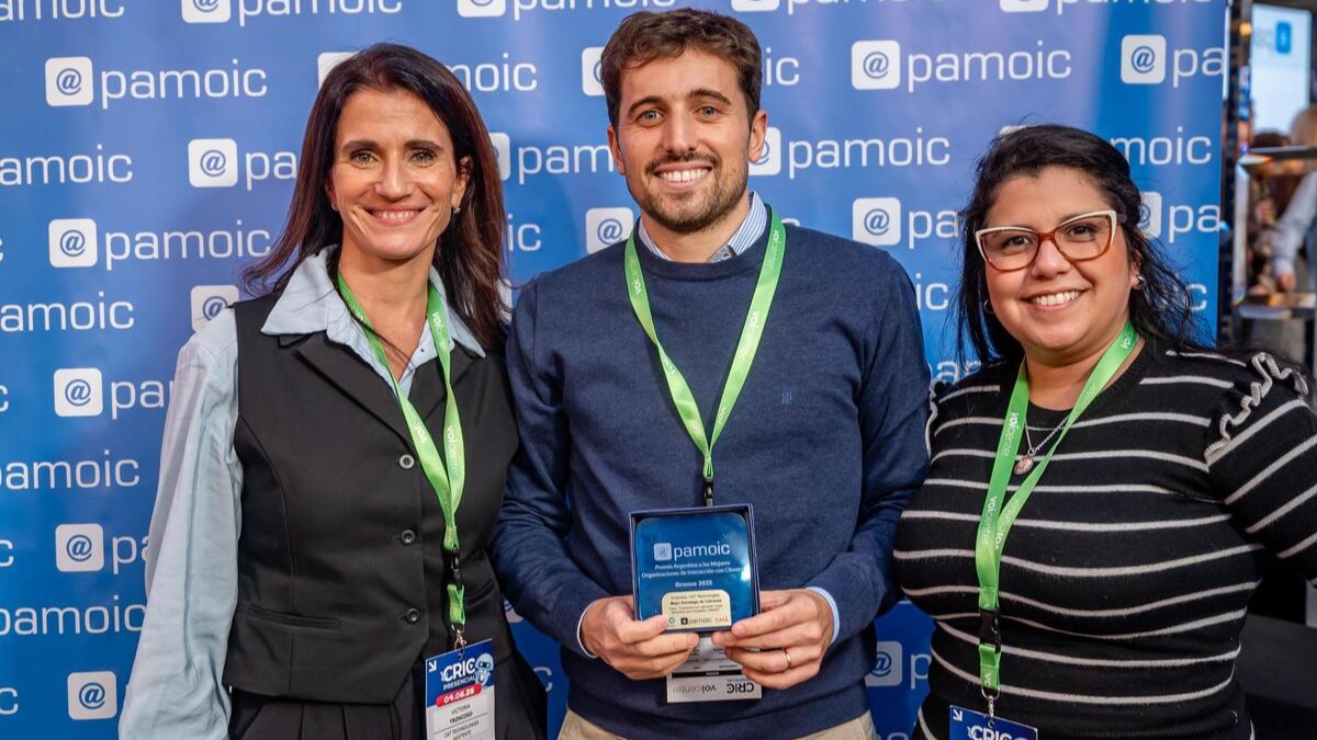 Victoria Troncoso, directora comercial; Ignacio Calandra, director general; y Ana Laura Maiaru, analista Sr. comercial. CAT Technologies recibió el premio Pamoic de bronce como Mejor Estrategia de Cobranza.