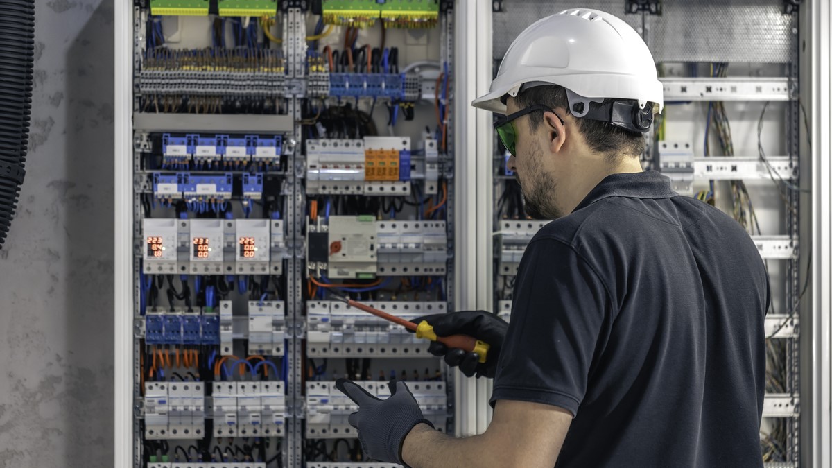 ● La necesidad de mantener operaciones activas frente a cortes eléctricos, fluctuaciones de voltaje y microinterrupciones ya no es exclusiva de grandes complejos industriales o data centers. Según datos del Banco Interamericano de Desarrollo (BID) y la Agencia Internacional de Energía (IEA), las interrupciones eléctricas continúan representando pérdidas operativas relevantes para empresas en América Latina.