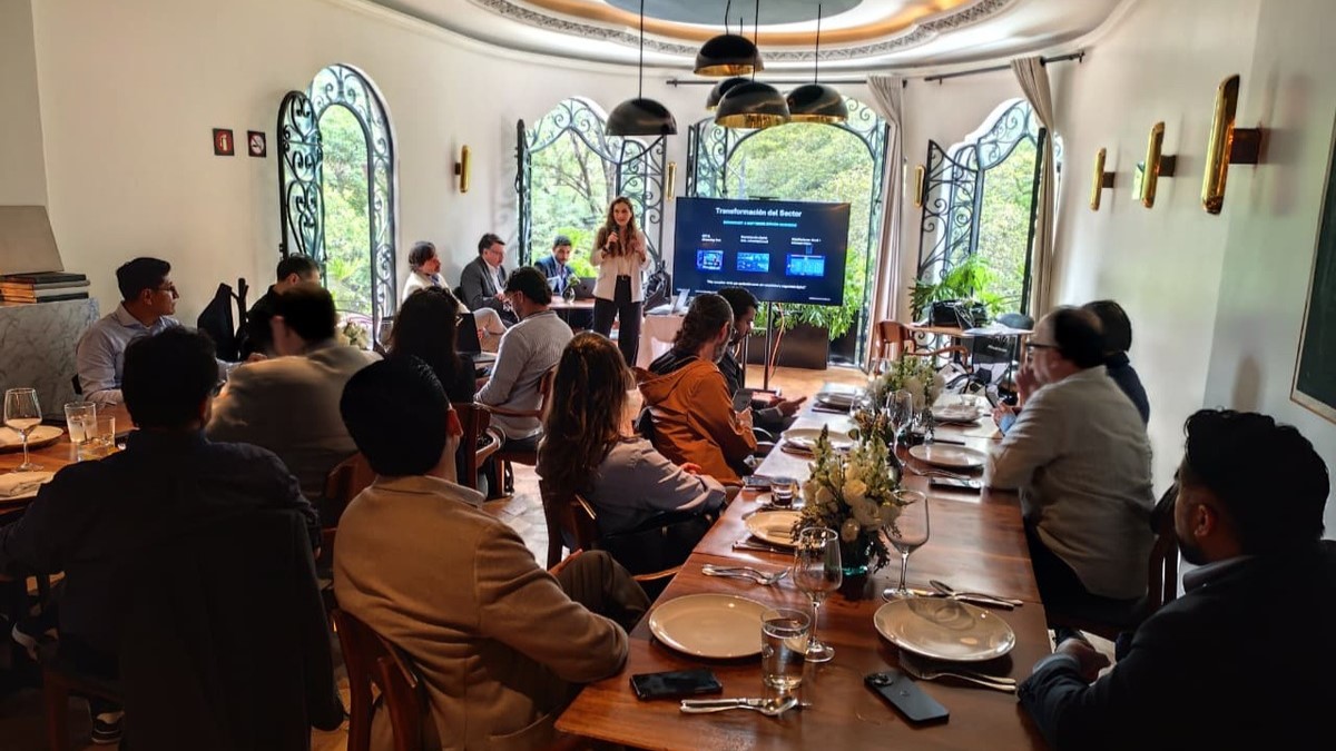 El encuentro organizado por Dacas en la Ciudad de México reunió a expertos de Arista, Hitachi Vantara y Veracode para analizar cómo la transformación tecnológica está redefiniendo el negocio de las televisoras y creadores de contenido. Durante la jornada, se profundizaron métodos clave para el crecimiento, la seguridad aplicativa, el almacenamiento masivo y la monetización en la industria audiovisual.