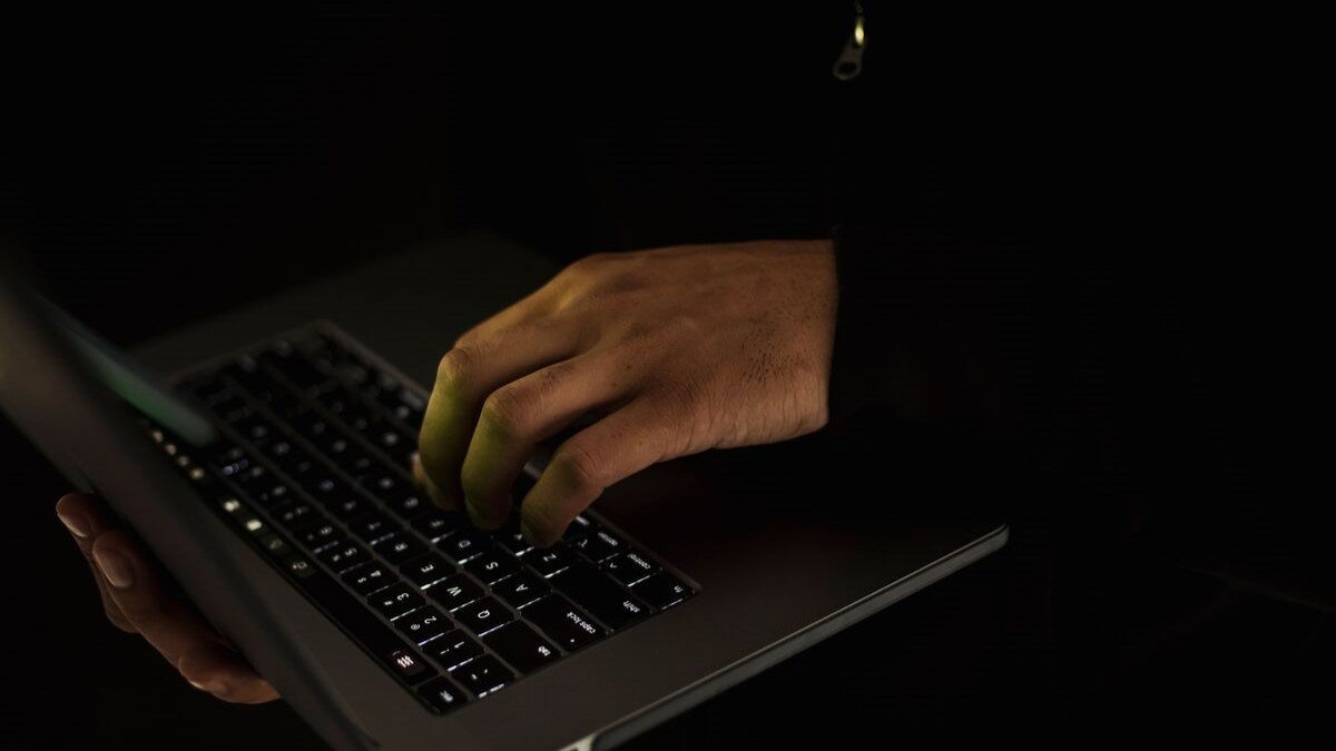 Con un incremento del 59% en las infecciones durante 2025, una investigación de Kaspersky DFI demuestra que el factor humano y las descargas de riesgo siguen siendo la principal puerta de entrada para el robo de credenciales en la Dark Web.