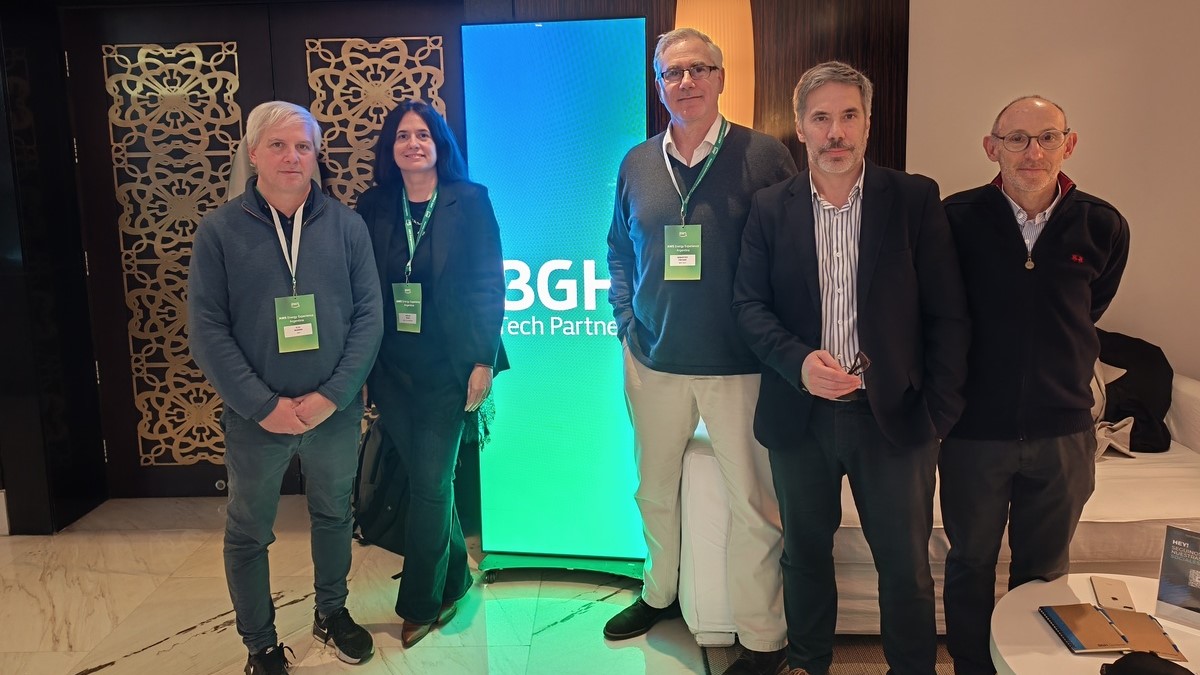 Equipo de BGH Tech Partner en el AWS Energy Experience de Argentina: Elio Mussini, Senior Systems Architect; Analía Resio, Senior Manager, Marketing & Demand Gen LatAm; Sebastián Fischer, Global Sales Director en Positivo BGH; Luis Simsic, Sales Manager.