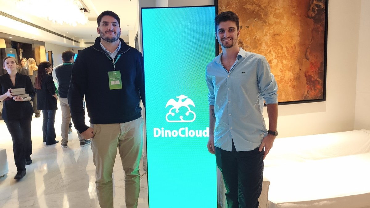 Iván Lippo, Enterprise Cloud Sales de DinoCloud junto al Co-Founder & CCO de la empresa, Lucas Borsatto.