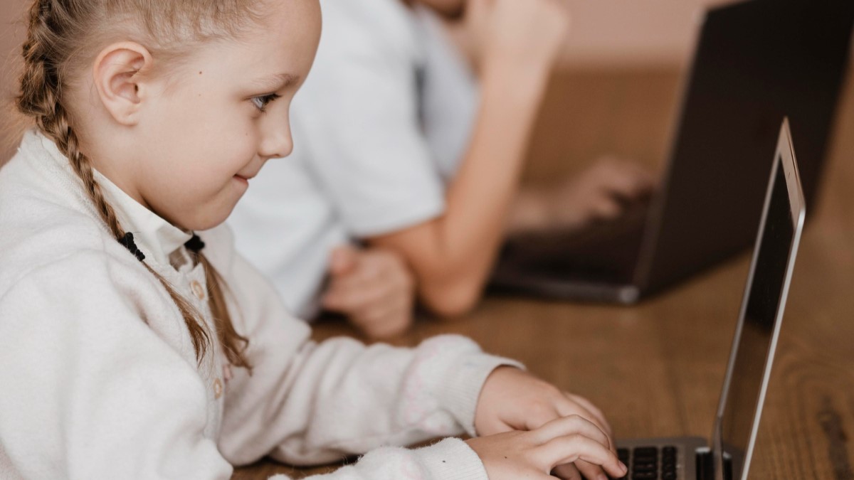 ESET Latinoamérica analiza que el uso y la exposición de datos personales en la infancia pueden derivar en fraudes de identidad. Claves para quienes están a cargo de su cuidado.