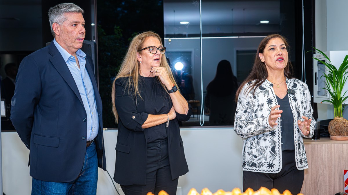 Voceros de Licencias OnLine en el lanzamiento: Alejandro Perez Duich, Shareholder;  Silvina Piña, Sales Director para MCA; y Mirian González Aguilera, Gerente Comercial para Paraguay y Bolivia.