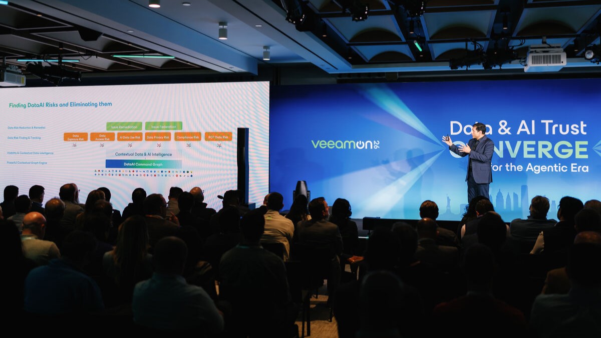 El informe DSPM 2026 de GigaOm ha reconocido a la solución de Veeam como líder por tercer año consecutivo, gracias a la visibilidad que ofrece Data Command Graph, la corrección automatizada y la amplia cobertura de entornos híbridos. Esto fue anunciado en el último VeeamON por Rehan Jalil, presidente de Productos y Tecnología de la empresa.
