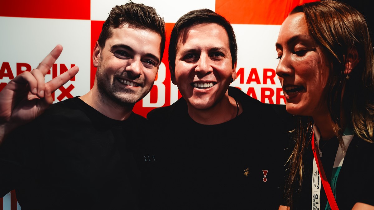 El mayorista tecnológico y la marca de audio consolidaron su alianza estratégica en el país con un evento masivo que combinó lanzamientos de productos, experiencias inmersivas para el canal y un exclusivo meet & greet con el reconocido DJ internacional.