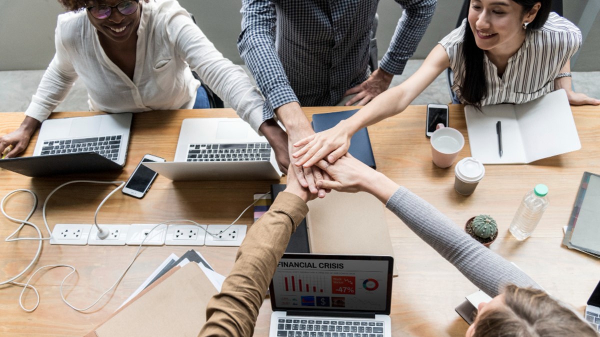 Slackbot redefine cómo los equipos de Nubank toman decisiones y escalan el conocimiento en tres países y múltiples idiomas.
