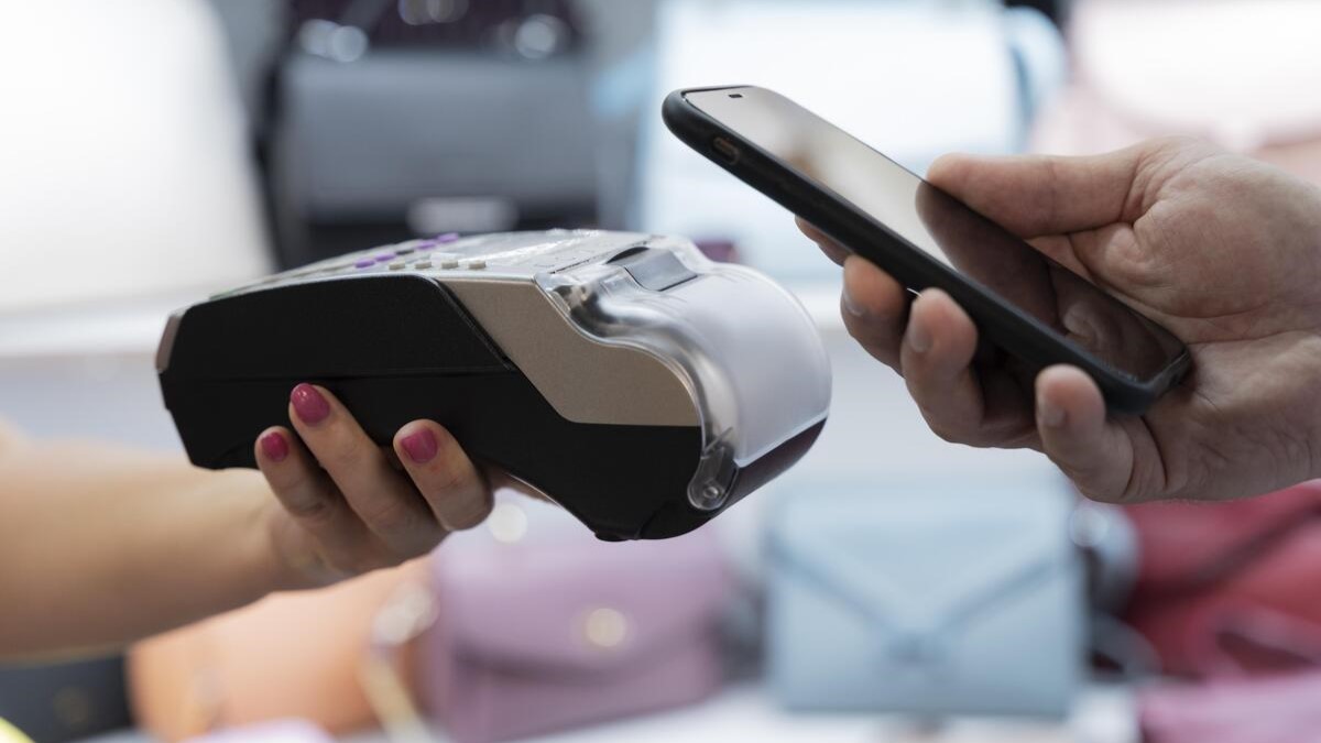 Cada compra, pago electrónico o consulta de inventario genera información que necesita procesarse de forma inmediata. Es por ello que, el Edge Computing permite acercar la capacidad de procesamiento al punto de venta, reduciendo la latencia, mejorando la disponibilidad de los servicios y fortaleciendo la continuidad operativa, según Schneider Electric.