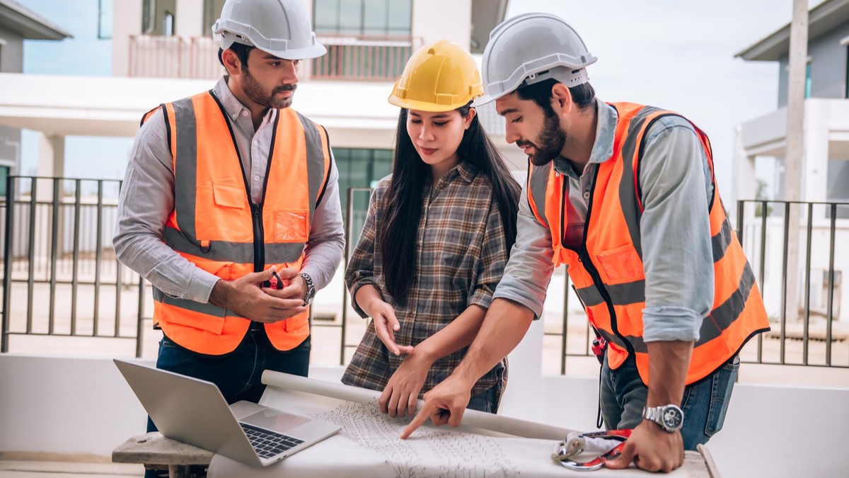 Desde Epson afirman que, pese al avance del diseño 3D y BIM, el plano impreso a gran formato sigue siendo vital en las obras para asegurar la precisión y evitar costosos errores de interpretación.