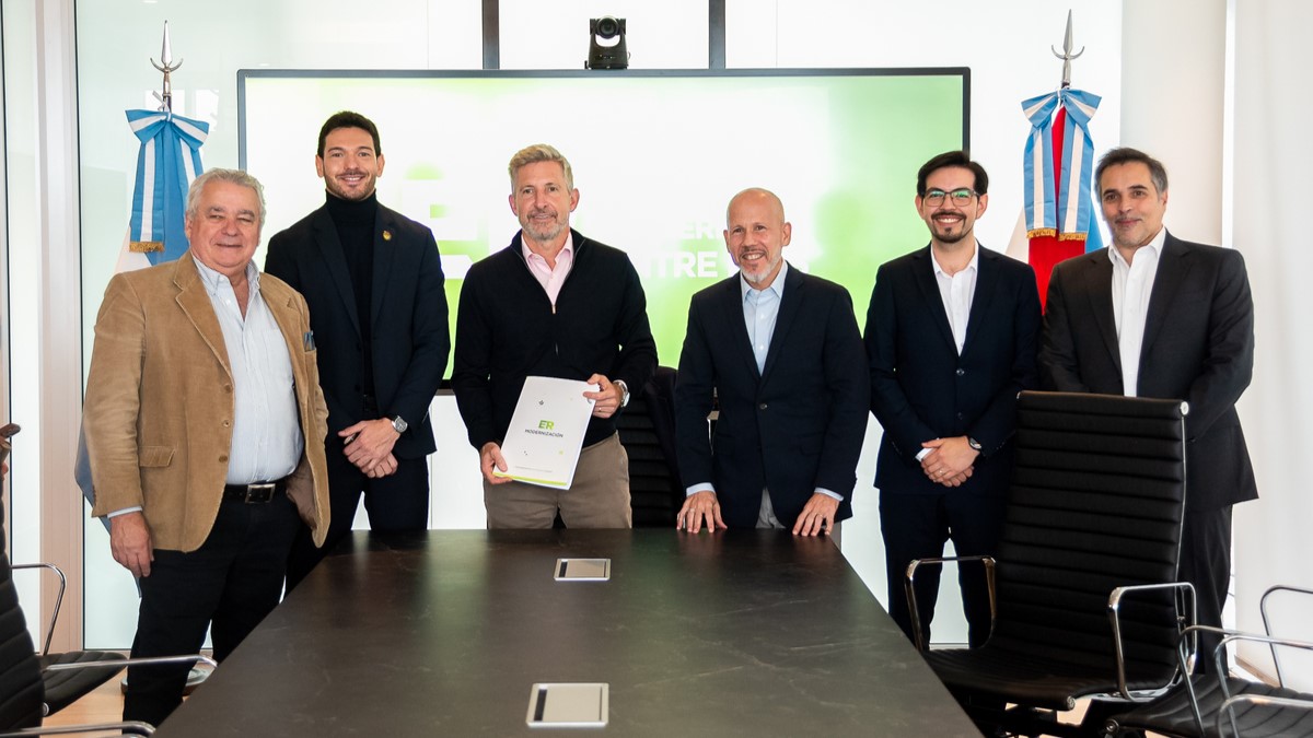 De izquierda a derecha: el director de MiradorTEC, Carlos Pallotti; Emanuel Gainza, Secretario de Modernización, Ciencia, Tecnología e Innovación de la Provincia; Rogelio Frigerio, Gobernador de Entre Ríos, Alejandro Anderlic, director de Asuntos Gubernamentales y Externos para América Latina de Salesforce, Marcelo Guajardo, Gerente de Asuntos Gubernamentales y Políticas Públicas para el Cono Sur de Salesforce; Sebastián Maffeo, Vicepresidente Regional para Sector Público de Salesforce. 