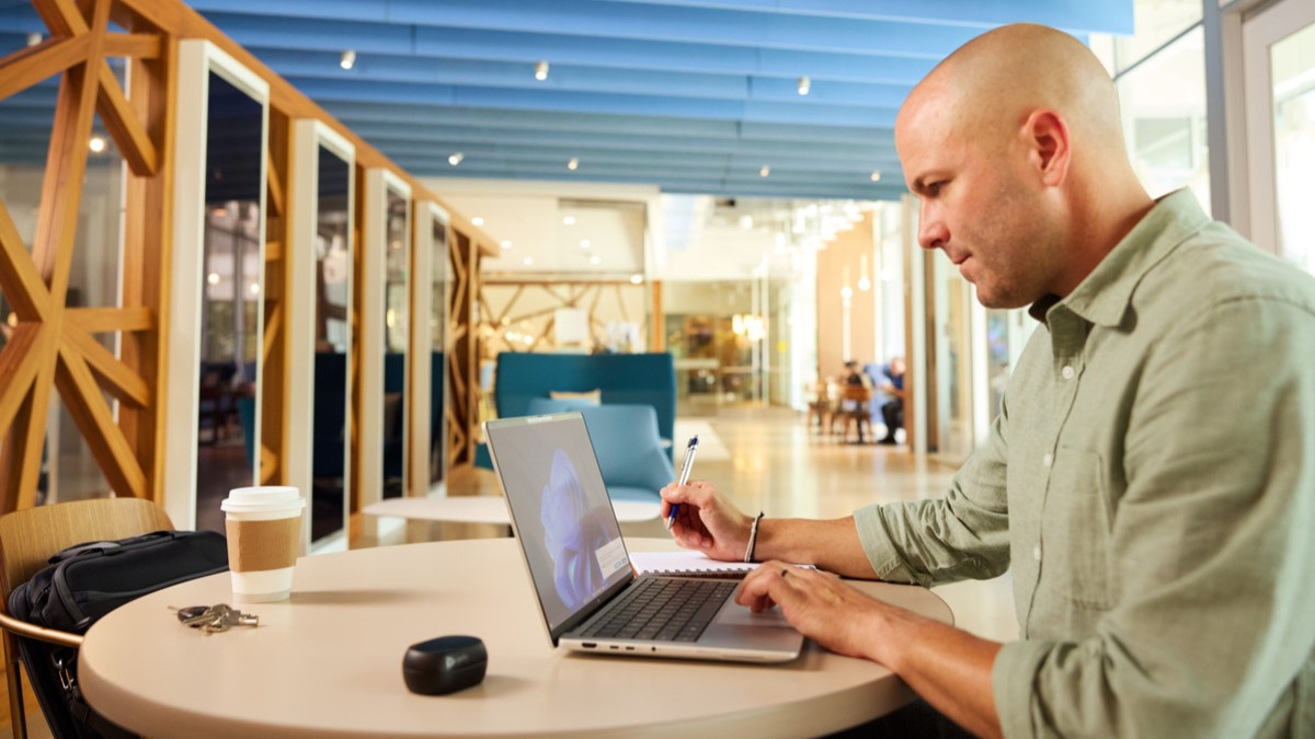 A través de la implementación de los Servicios de Dispositivos Administrados de HP y Workforce Experience Platform, BCP avanzó hacia un modelo de gestión más integrado, proactivo y basado en datos.

Entre los principales resultados, la compañía logró reducir un 52% los tickets de servicio durante los primeros dos años, anticipar fallas, minimizar interrupciones y obtener mayor visibilidad sobre el rendimiento de aproximadamente 22.000 dispositivos.