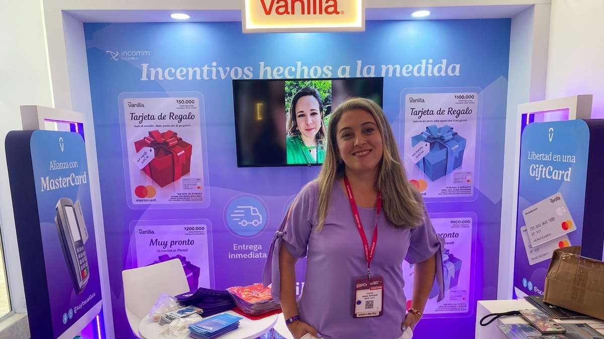 Nathalia Segura, directora de cuenta Vanilla Giftcard en InComm Payments en el stand de la marca en el CX Summit 2026.