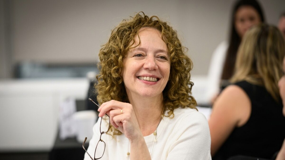 El artículo analiza cómo la IA contribuye en los procesos de Selección y Onboarding de nuevos colaboradores, y en qué medida ayuda al equipo de RR.HH. para procurar una “primera buena impresión” de esa persona sobre la organización, según la visión de María Fernanda Sassone, People Manager de Mandü.
