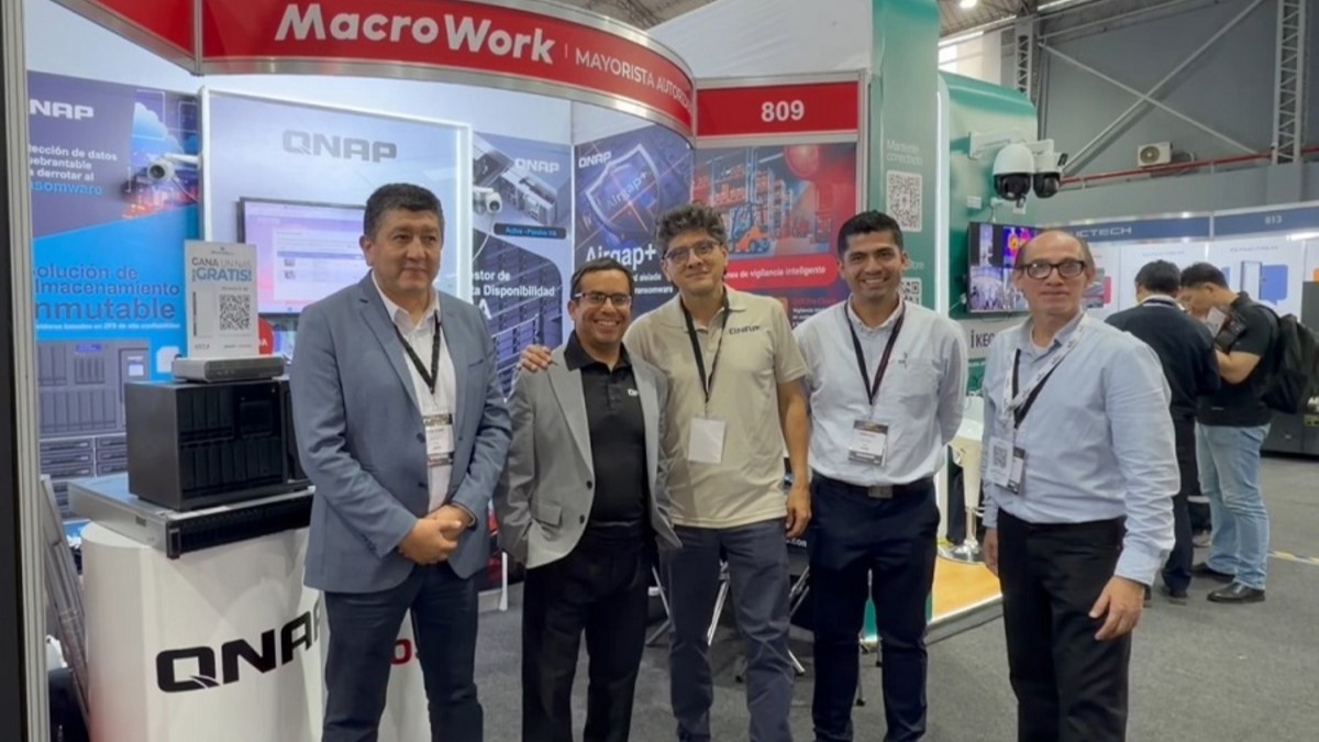 Equipo de QNAP – MacroWork, socios estratégicos TI: Fernando Barrientos, Latam Channel Manager, y Víctor Gonzalez, certificador y experto IA, ambos en QNAP; Jesús Tejada, gerente Comercial, y Paul Duran, especialista TI, los dos en MacroWork.