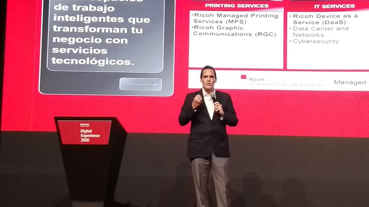 Hugo González, Country Manager en Ricoh Perú, mostrando la nueva visión de la empresa: cómo transformar los entornos laborales en espacios inteligentes para cumplir metas y desarrollar negocios.